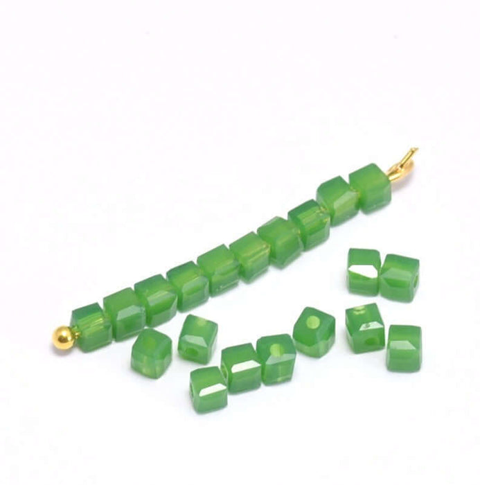 Achat au détail 10 perles cube 2x2x2 mm vert émeraude à facettes en verre imitation jade 2x2x2 mm trou: 0.5 mm