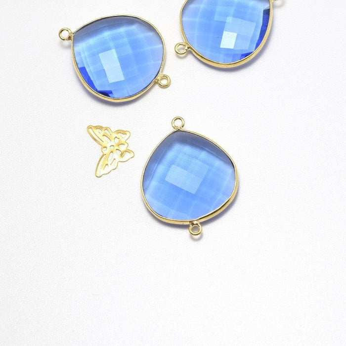 Acheter au détail grand connecteur or bleu saphir -triangle ovale en verre à facette sertis laiton or 25x25-32x5 mm, Trou: 1,8 mm