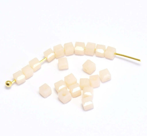 Acheter au détail 10 perles cube 2x2x2 mm ivoire pastel nude à facettes en verre imitation jade 2x2x2 mm trou: 0.5 mm